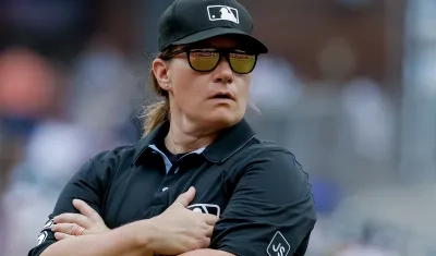 Jen Pawol, la primera árbitra en el béisbol de las Grandes Ligas.