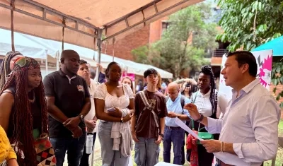 Registrador Nacional durante pedagogía a los jóvenes. 