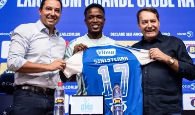 Luis Sinisterra en su presentación como nuevo jugador del Cruzeiro.