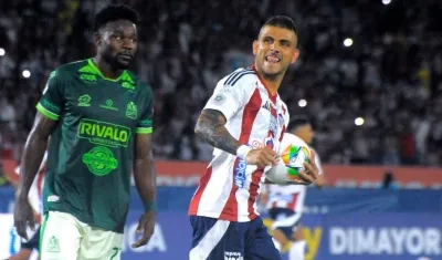 Steven 'Titi' Rodríguez celebra tras marcar el gol del empate de Junior.