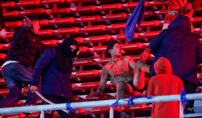 Enfrentamiento en las tribunas entre hinchas de Independiente y Universidad de Chile.