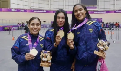 Stefany Cuadrado, Marianis Salazar y Nathalia Martínez, ganadoras en femenino. 