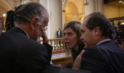 Gobernador Verano junto a María Carolina Hoyos, hermana de Miguel Uribe Turbay.