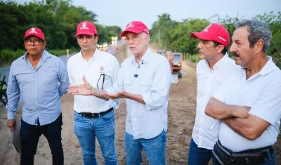 Gobernador Verano durante visita de inspección de obras. 