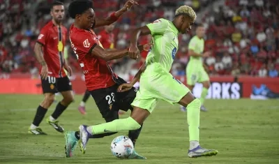 El colombiano Johan Mojica intenta frenar a Lamine Yamal. 