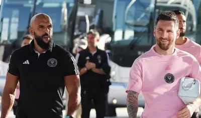 Yassine Cheuko con Lionel Messi. 