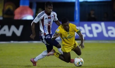 Yeison Suárez, lateral izquierdo del Junior, durante el partido contra el Huila, en Neiva.