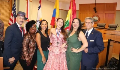 Reina del Carnaval con directivos en Tampa, Florida.