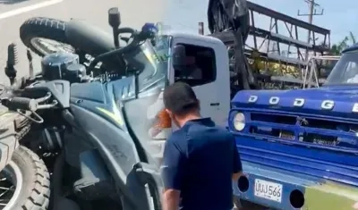 La moto y el camión implicados en el accidente de tránsito. 