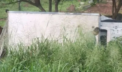 Furgoneta terminó a un lado de la vía.