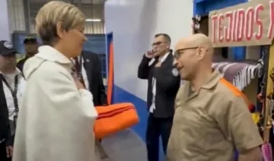 Verónica Alcocer con un recluso.