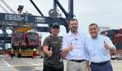 Alejandro Char acompañando al alcalde de Bogotá, Carlos Fernando Galán, quien recibía los vagones del Metro. A la derecha Dumek Turbay, alcalde de Cartagena.