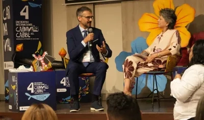 El conferencista Andrea Mazzi y la gestora cultural Carla Celia.