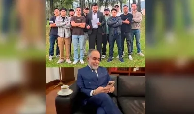 Armando Benedetti viendo en su celular el video de los Brayans. 