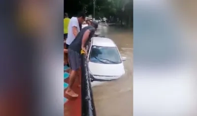 Vehículo arrastrado por el arroyo. 