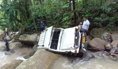 Así quedó el vehículo tras ser arrastrado por la creciente.