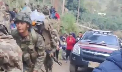 Asonada de comunidad a tropas del Ejército en Huila.