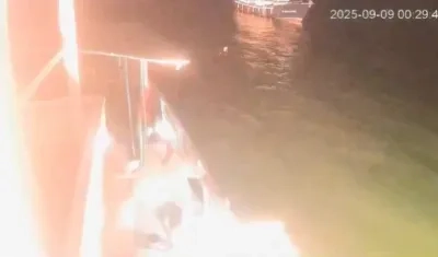 Momento en que fue impactado el buque.