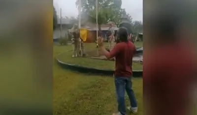 Perú retiró bandera de Colombia izada en pueblo fronterizo