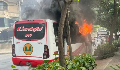 Incendio de bus de Coochofal en la 84