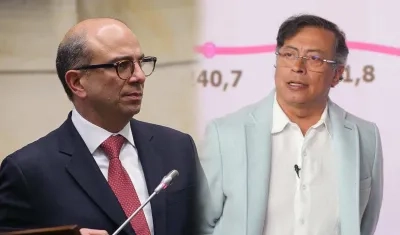 El electo magistrado de la Corte Constitucional, Carlos Camargo, y el Presidente Gustavo Petro.