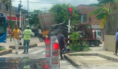 Camión de carga destruyó semáforo en la calle 82 con carrera 46.