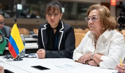 La Canciller Yolanda Villavicencio (derecha).