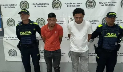 Los capturados junto a las autoridades.