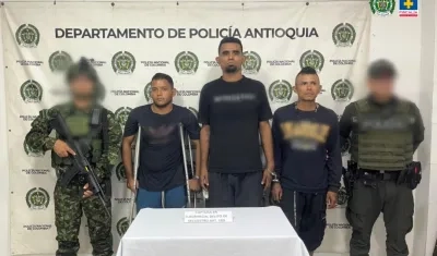 Los tres capturados en el operativo. 