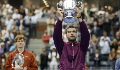 Carlos Alcaraz con su segundo trofeo del Abierto de Estados Unidos.