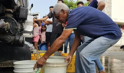Carrotanques llevando agua a Villa Olímpica en agosto pasado