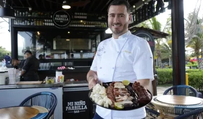 Adrián Gómez muestra una de las picadas que vende en sus restaurantes.