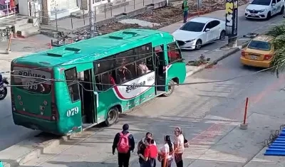 Conductor imprudente quedó "atorado" en separador central de la 72