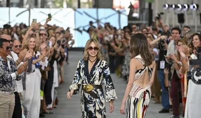 La diseñadora barranquillera Silvia Tcherassi tras presentar su colección en la semana de la Moda de Madrid.