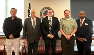 El Embajador, el director de la Policía y el comandante de las FF.MM reunidos con Christopher Landberg y Calvin Peterson