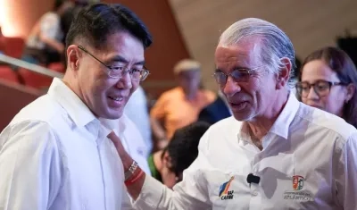 El embajador de China en Colombia, Zhu Jingyang, y el Gobernador Eduardo Verano.