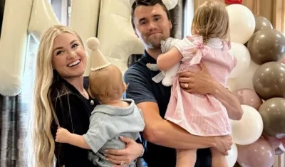 Erik Kirk junto a su esposo Charlie Kirk, y dos hijos.