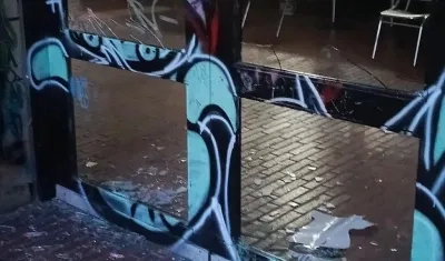 La explosión afectó los ventanales del edificio de Sociología. 