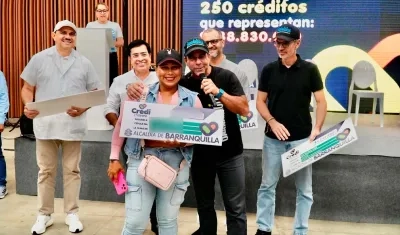 Alcalde Alejandro Char en la entrega de los créditos a beneficiarios.