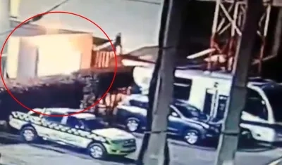 Momento del incendio en la estación de Policía.