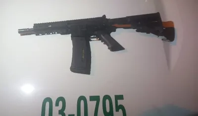 Fusil con que atacaron a los policías.