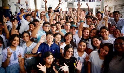 Alcalde Alejandro Char junto a los alumnos en inicio de proyecto de ampliación del Colegio IED Experiencias Pedagógicas.