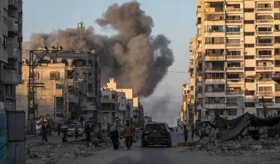 Humareda tras un bombardeo israelí en la ciudad de Gaza.