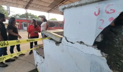 Grada que se derrumbó en el colegio en Manatí.