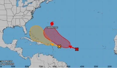 La franja roja señala el posible recorrido del huracán Gabrielle y la franja salmón de otro sistema que podría convertirse en tormenta. 
