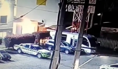 Momento en que se inicia el incendio en la estación de Policía. 