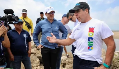 El Alcalde de Barranquilla, Alex Char, inspeccionando el tajamar.