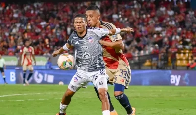 José Enamorado ante la marca de Daniel Londoño.