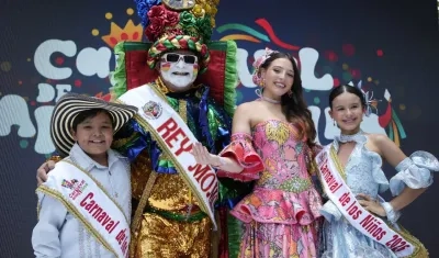 El rey infantil Joshua Ortiz, el rey Momo Adolfo Maury, la reina Michelle Char y la reina infantil Sharon Acosta.