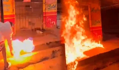 Momento en que le prenden fuego a la fachada del negocio. 